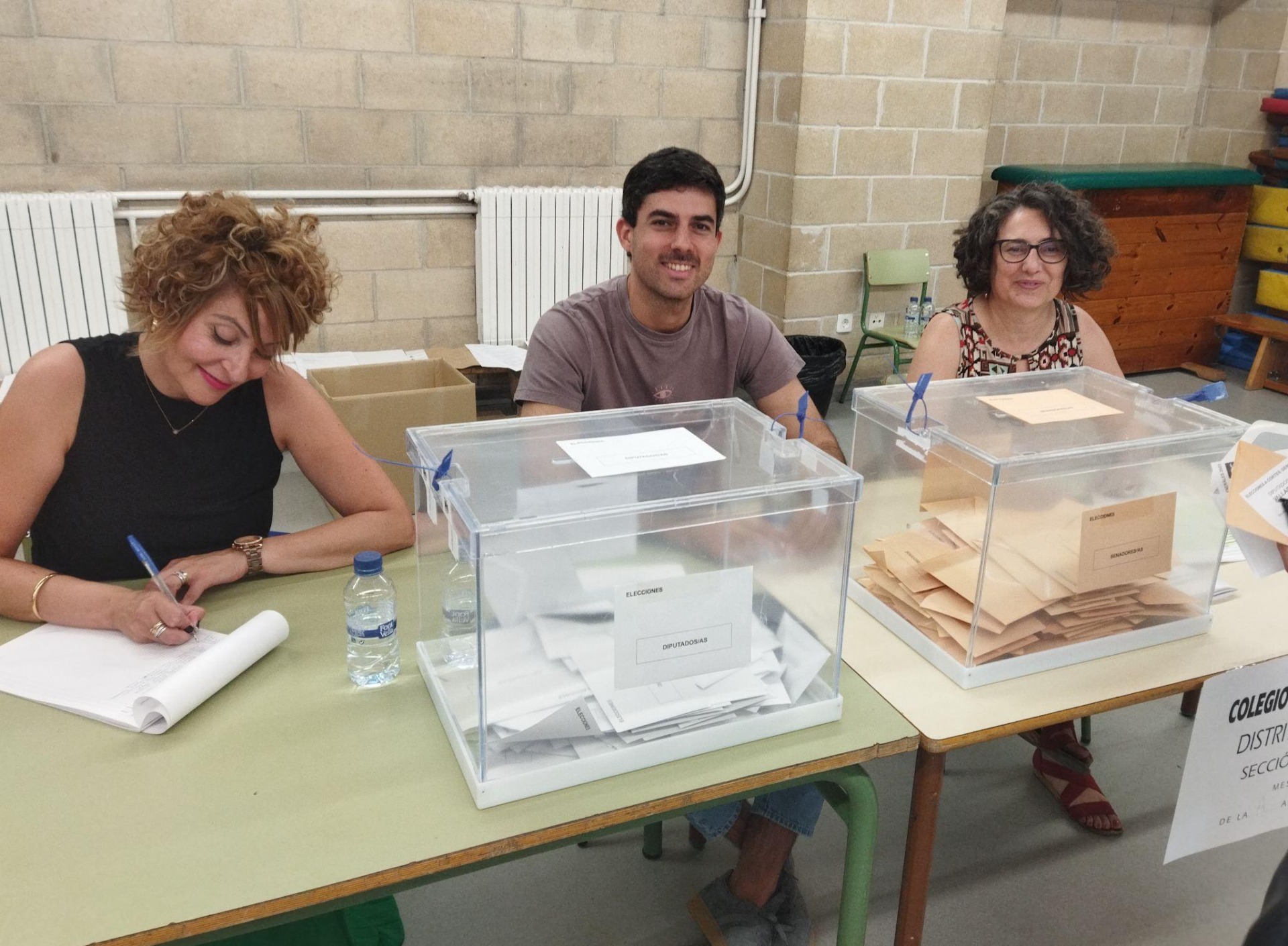 Mesa de votación en un colegio electoral de Valladolid el 23-J / Fuente: MiguelAlanCs