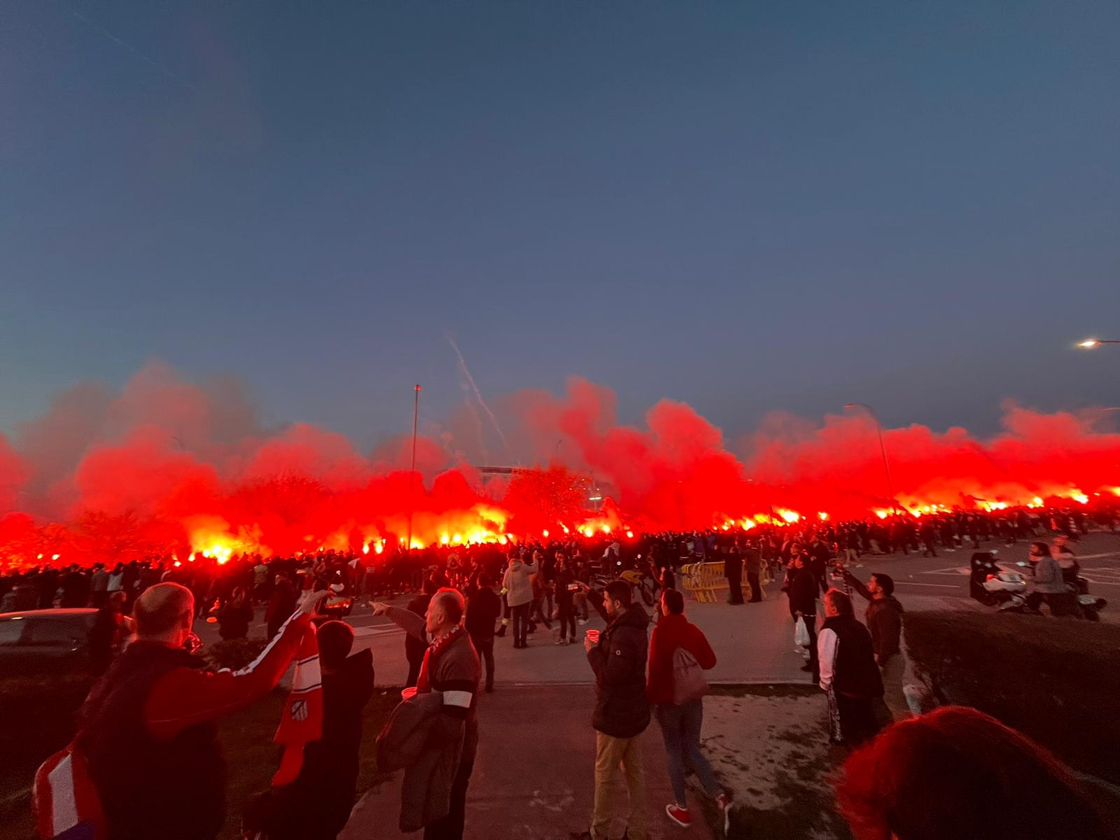 Afición en los aledaños del estadio