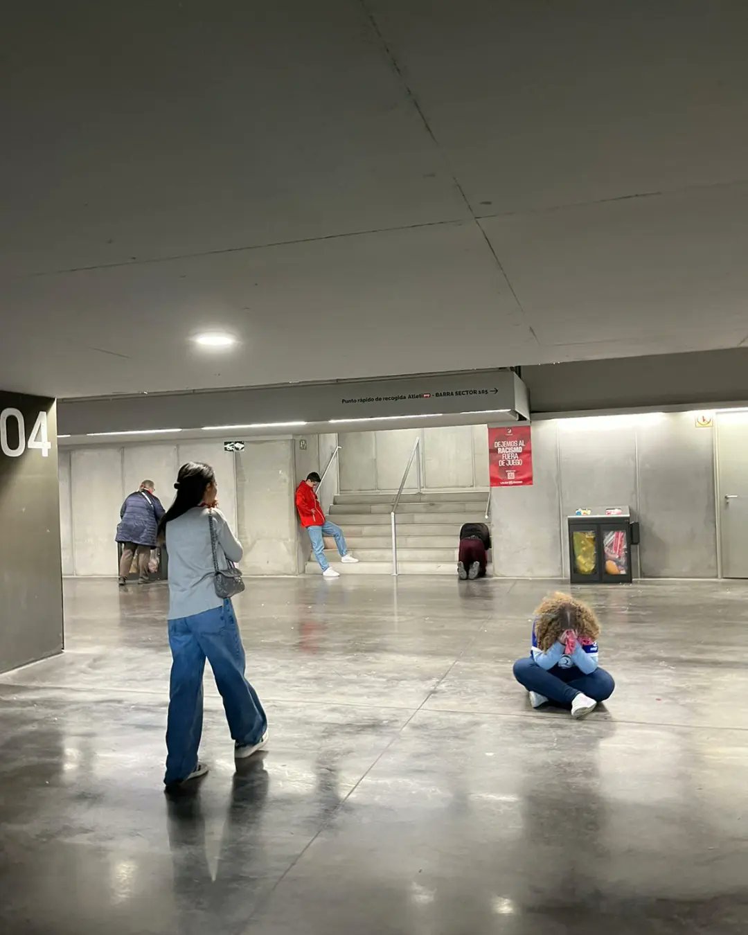 Aficionados salen del campo en la tanda de penaltis / Fuente: X.com