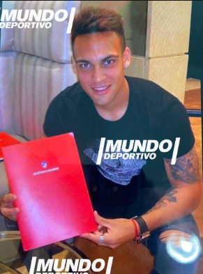 Lautaro Martínez posando con un libro del Atlético de Madrid / Fuente: Mundo Deportivo