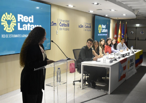 Jeanne D’Arc Casas en medio de la ponencia Foto de Alva Gonzales