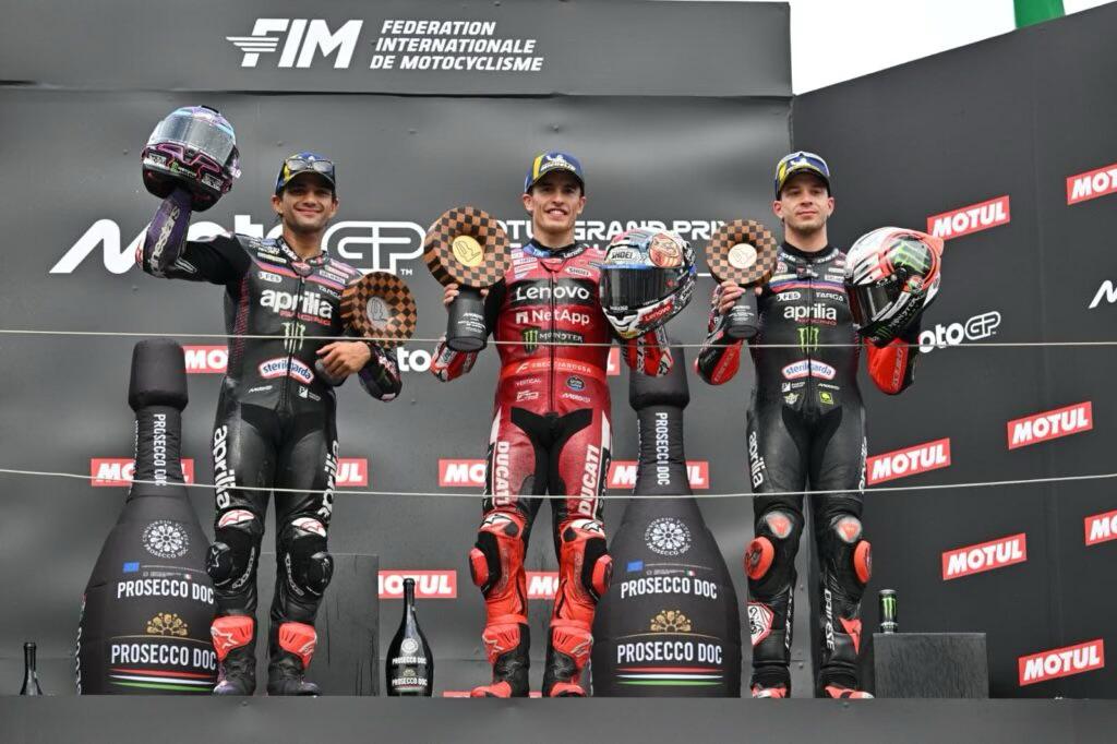 Celebración del podio del domingo en Japón. Con Márquez, Martín y Bezzechi.