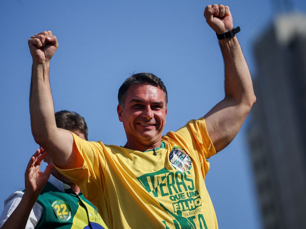 Flávio Bolsonaro en un mitin electoral. Fuente: Reuters