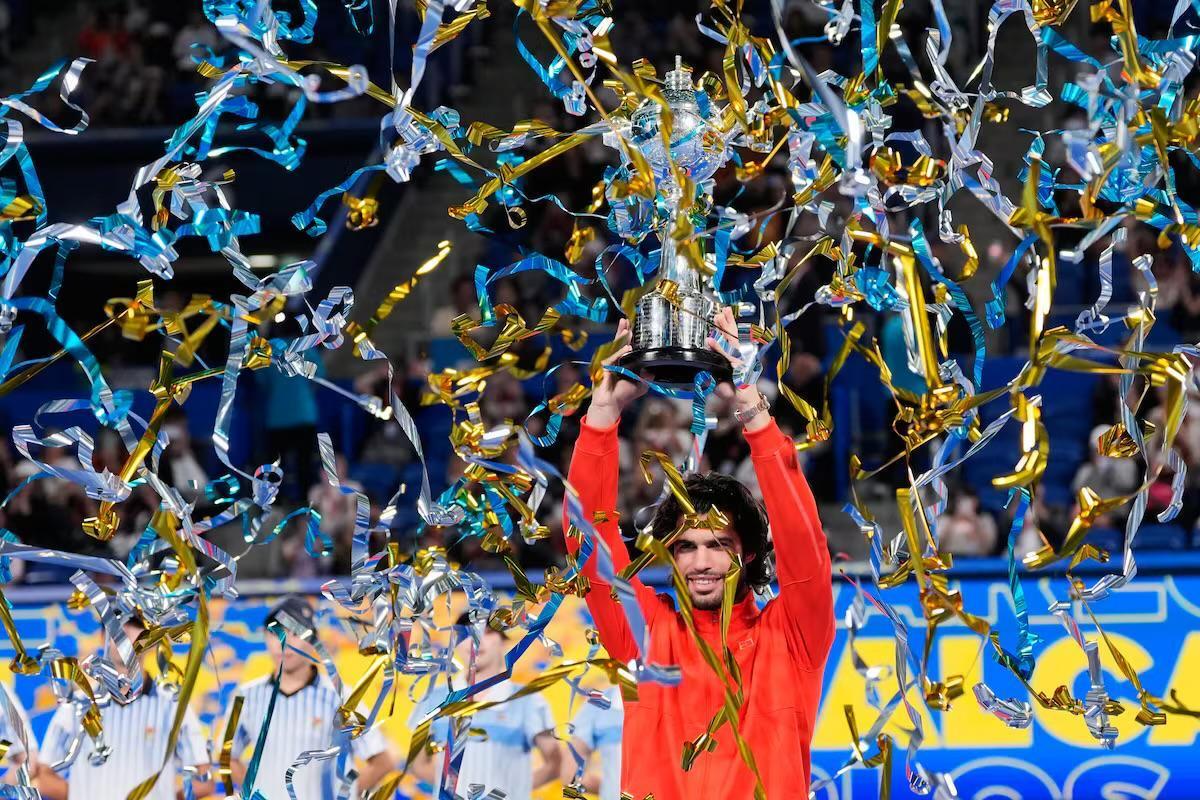 Foto : Alcaraz con el trofeo de campeón. Fuente : EUGENE HOSHIKO