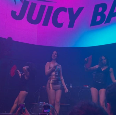 Juicy BAE junto con sus bailarinas (Elaboración propia)