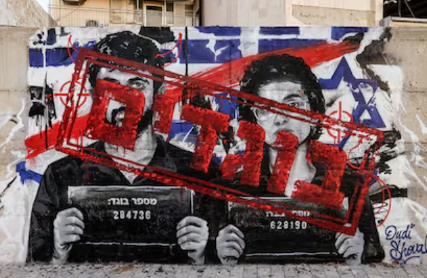 Un grafiti en las calles de Ashdod (Israel) muestra los rostros de los directores de ‘NAZA’ junto a la palabra «traidor» en hebreo. Foto: Abir Sultan (EFE)