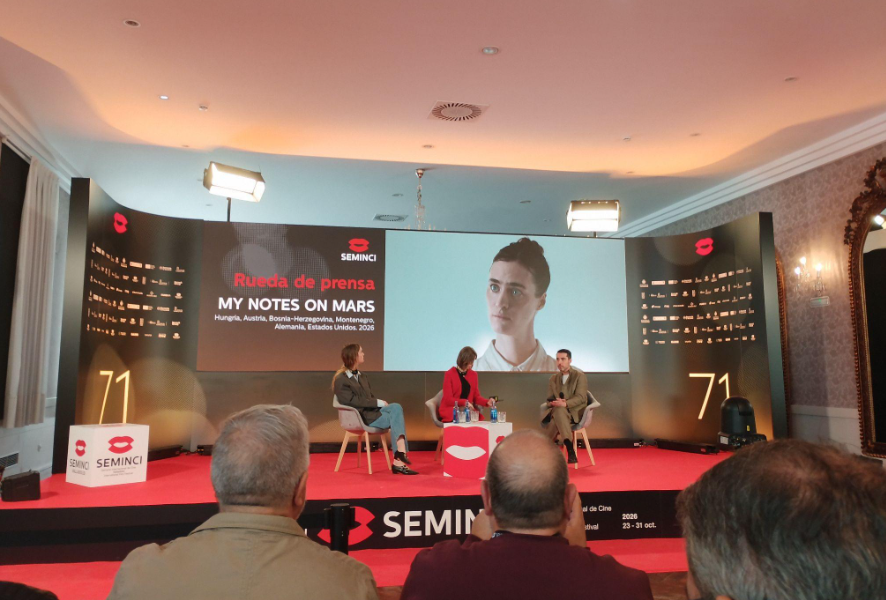 Foto propia de la rueda de prensa de My Notes on Mars con Lili Horvát y Mackenzi Davis